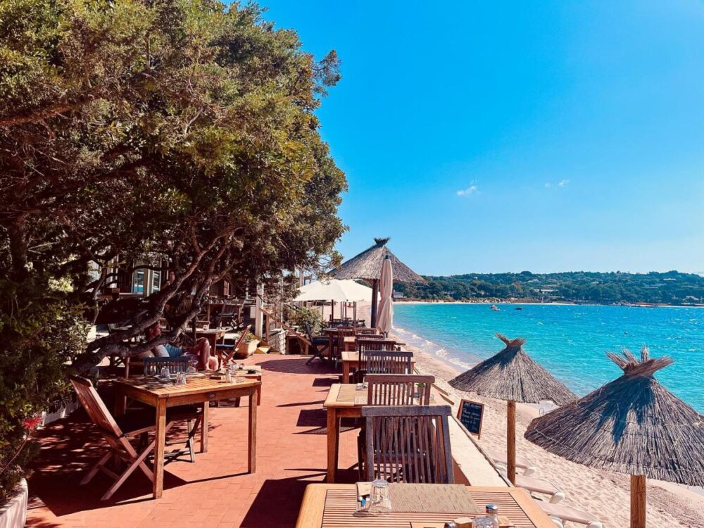 Terrasse de restaurant en bord de mer ensoleillé.