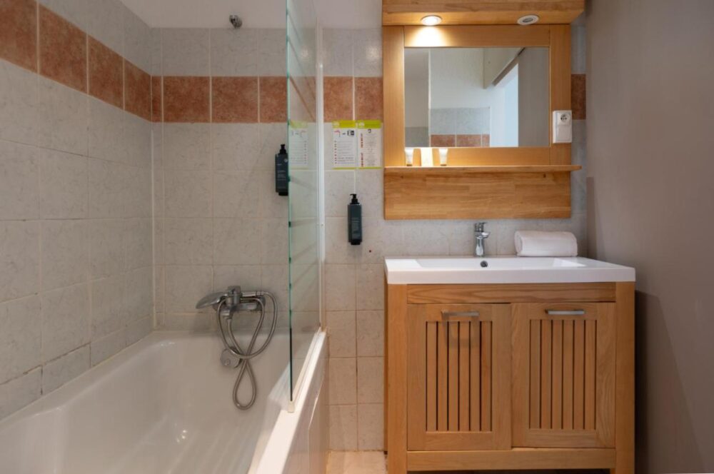Salle de bain moderne avec baignoire.
