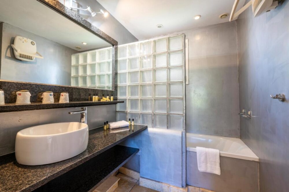Salle de bains moderne avec lavabo et baignoire.