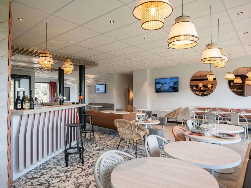 Intérieur moderne d'un restaurant lumineux avec bar.