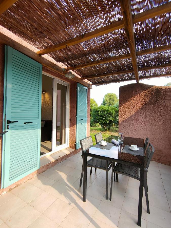 Table sur terrasse ombragée avec chaises