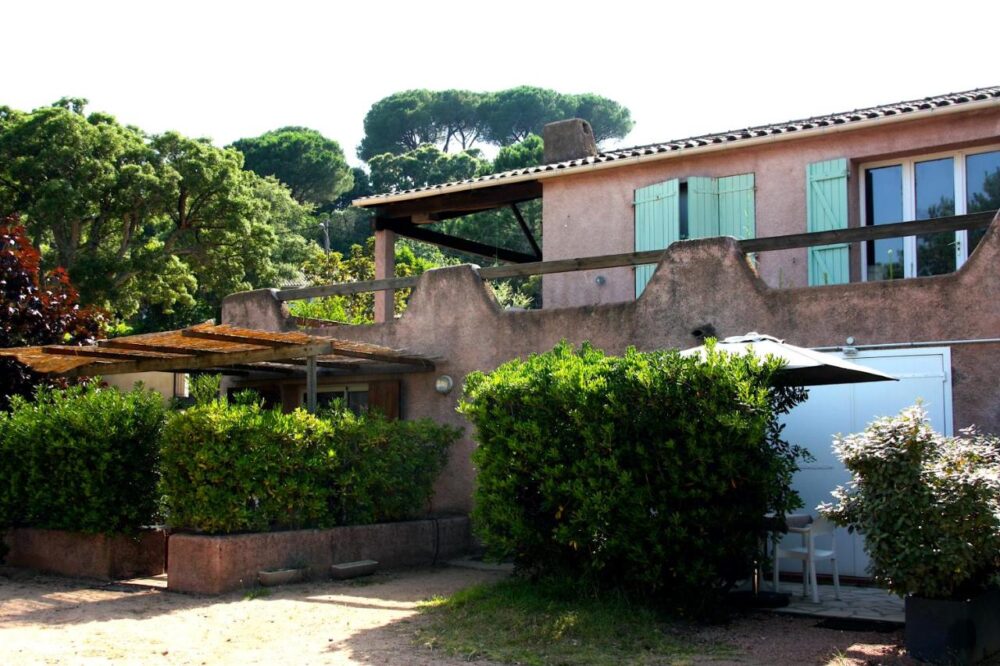 Villa en pierre avec jardin verdoyant.