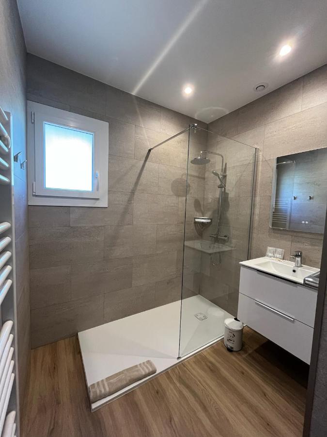 Salle de bain moderne avec douche à l'italienne.
