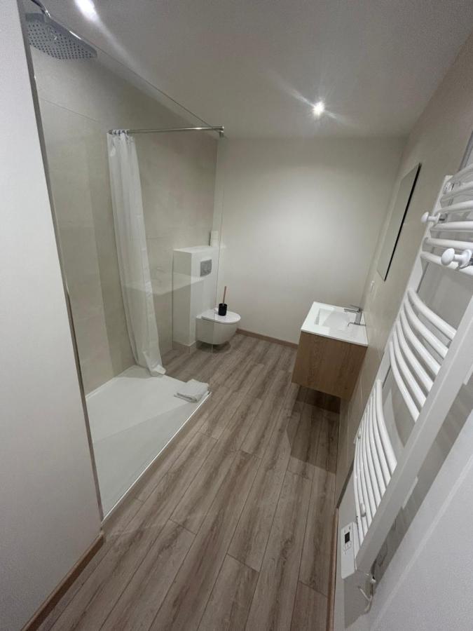 Salle de bain moderne avec douche italienne.