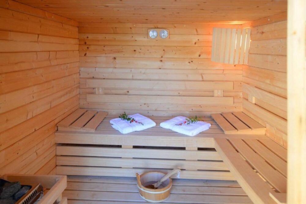 Intérieur d'un sauna en bois avec serviettes.