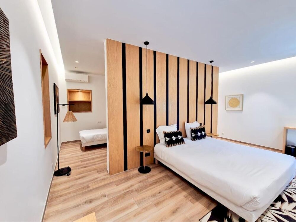 Chambre d'hôtel moderne avec lit double.