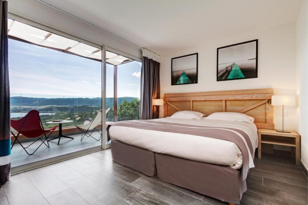 Chambre d'hôtel avec vue panoramique sur la montagne.
