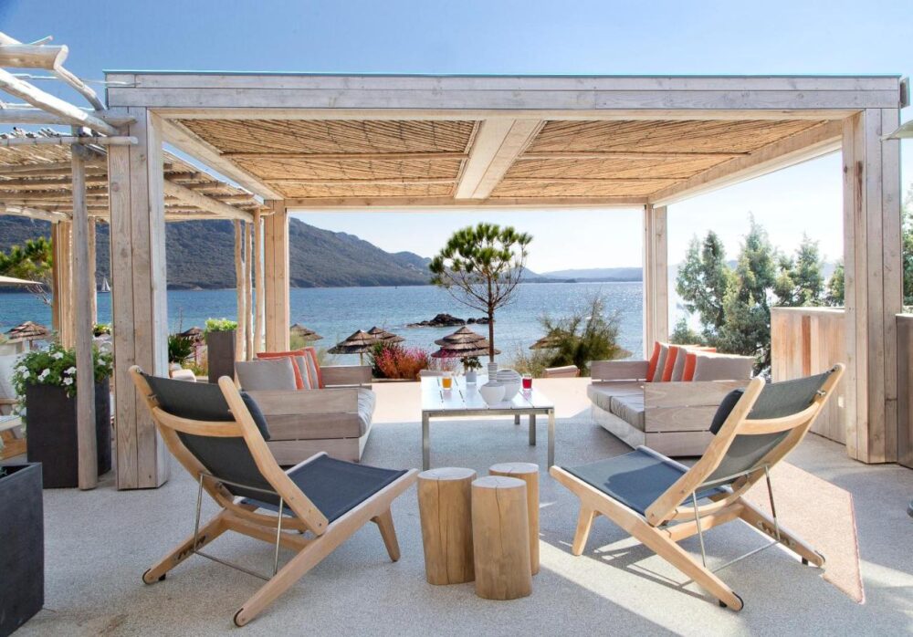 Terrasse avec vue sur la mer et montagnes.