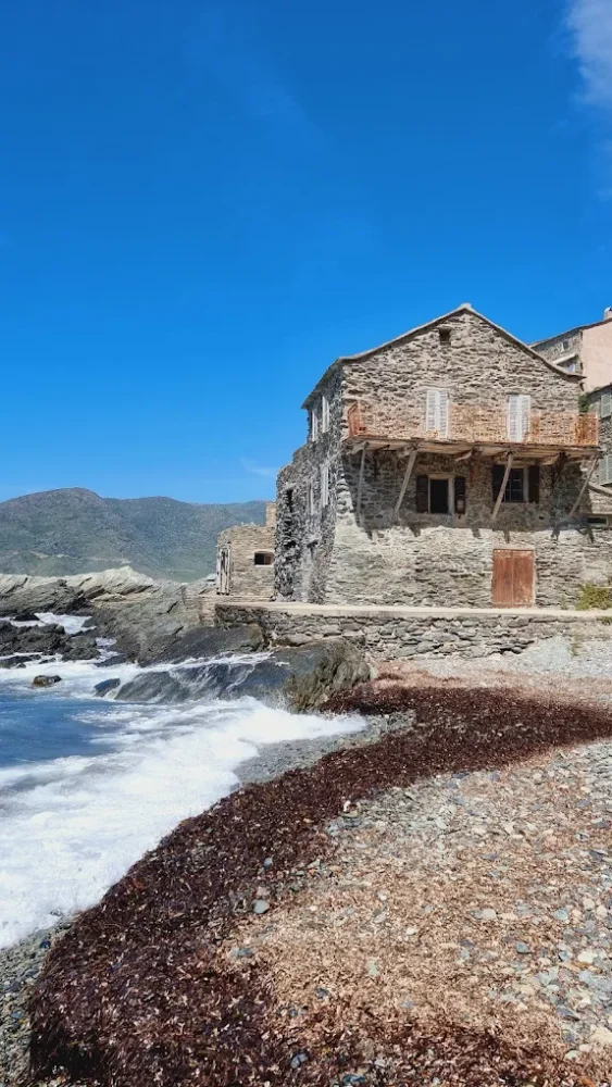 Maison en pierre au bord de la mer