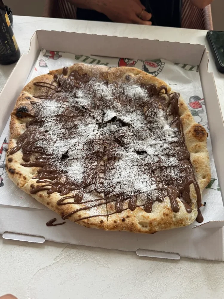Pizza sucrée au chocolat et sucre glace.