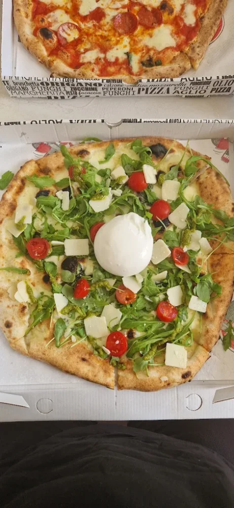Deux pizzas garnies de légumes et fromage.