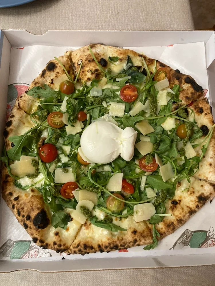Pizza roquette, burrata, tomates cerises et parmesan.