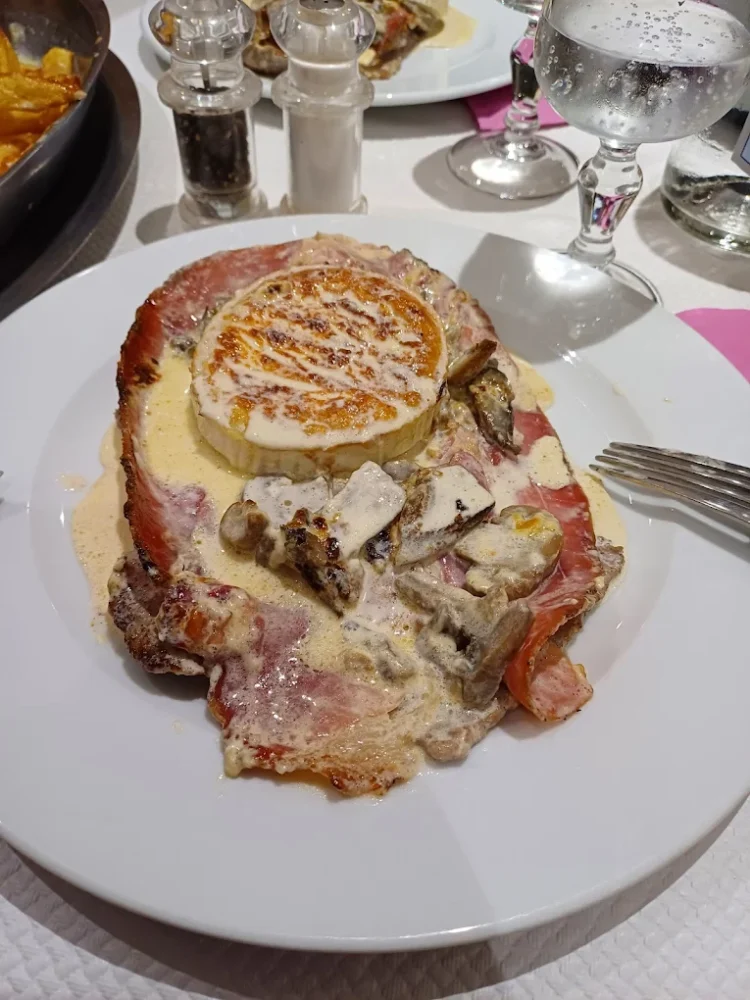 Plat de fromage fondu et jambon avec champignons.