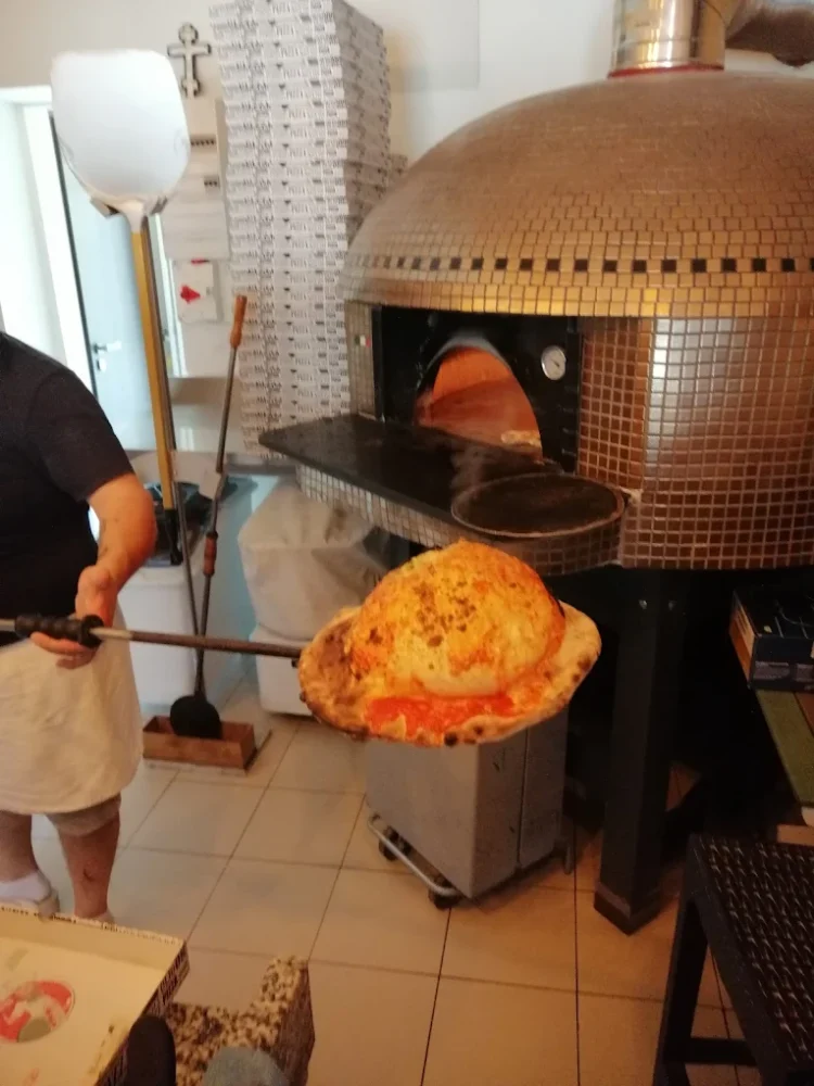 Pizza cuite au four à bois traditionnel.