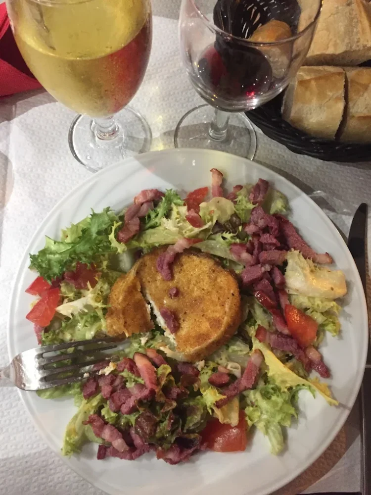 Salade composée avec fromage et lardons.
