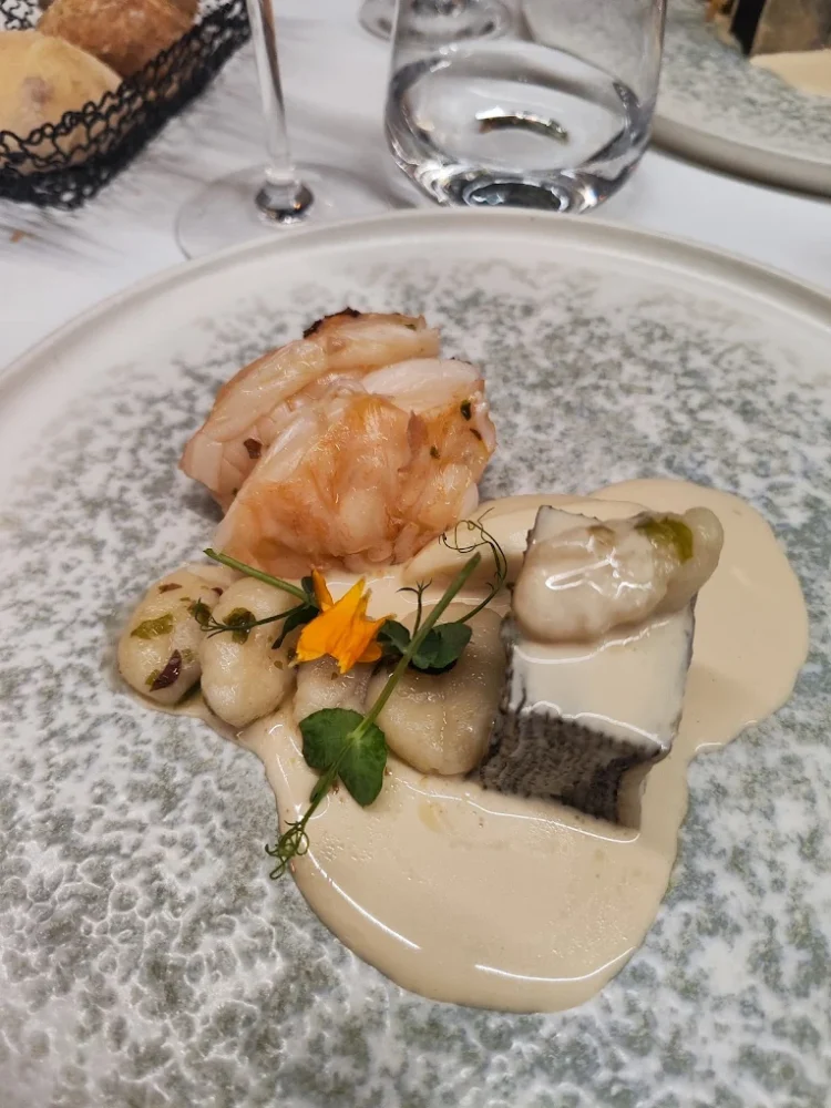 Assiette gastronomique de poisson et gnocchis.