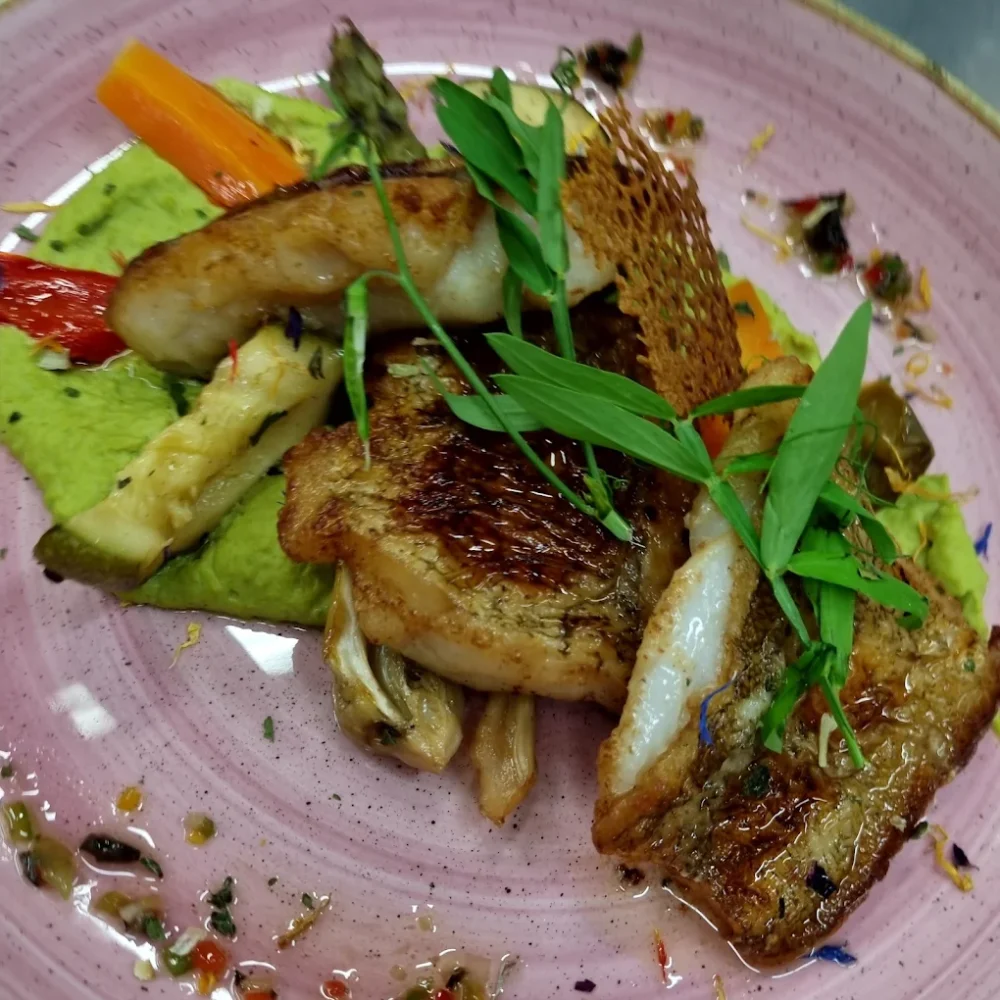 Plat de poisson grillé avec légumes verts.