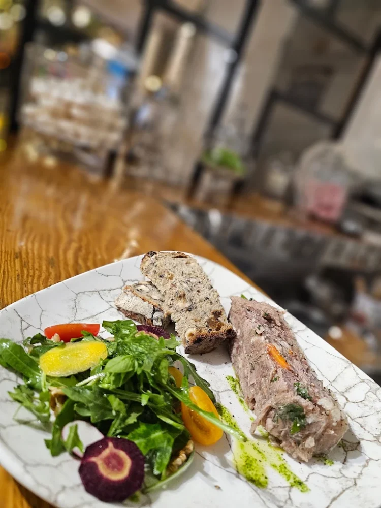 Plat avec salade, pain et terrine en restaurant.