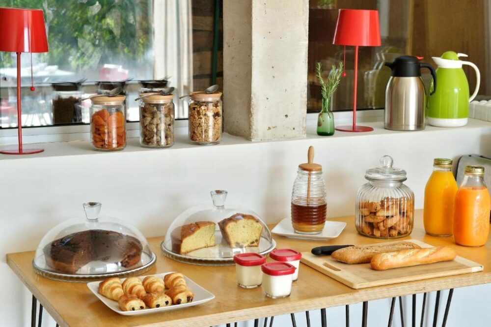 Buffet petit-déjeuner avec pâtisseries et boissons.