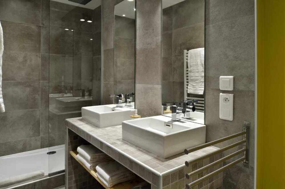 Salle de bain moderne avec deux lavabos.