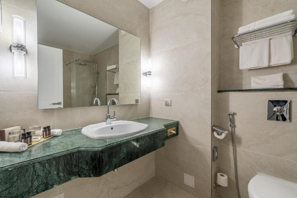 Salle de bain moderne avec lavabo marbre vert.