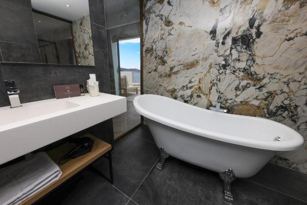 Salle de bain moderne avec baignoire élégante.