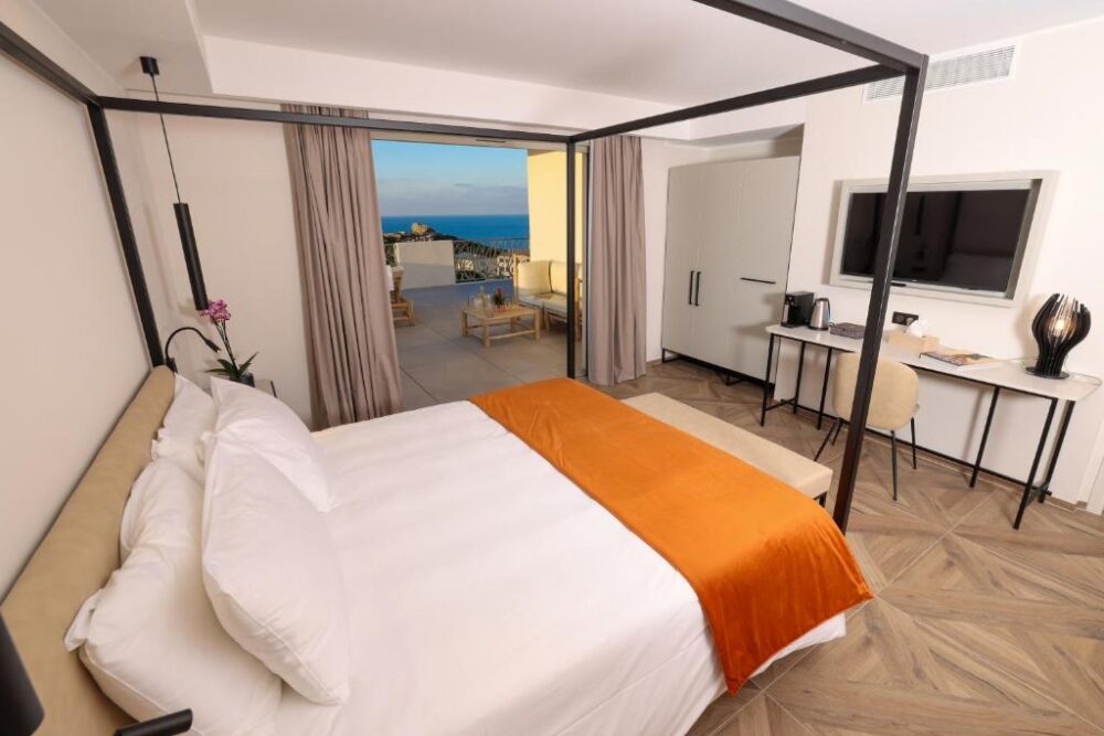 Chambre avec terrasse vue sur mer.