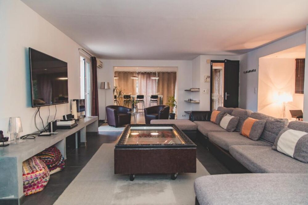 Salon moderne avec canapé et télévision