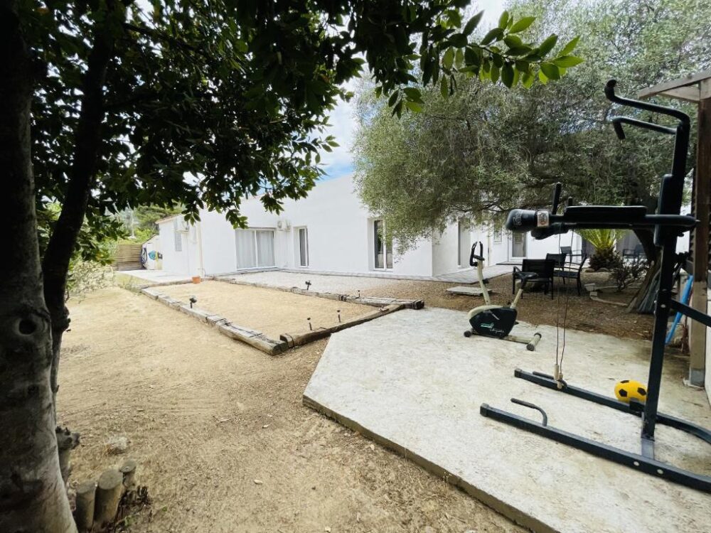 Jardin avec équipement de fitness extérieur