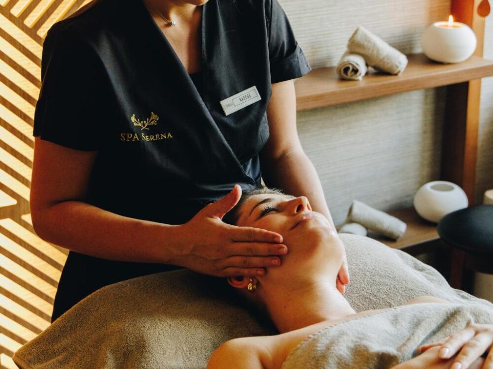 Personne recevant un massage au spa.