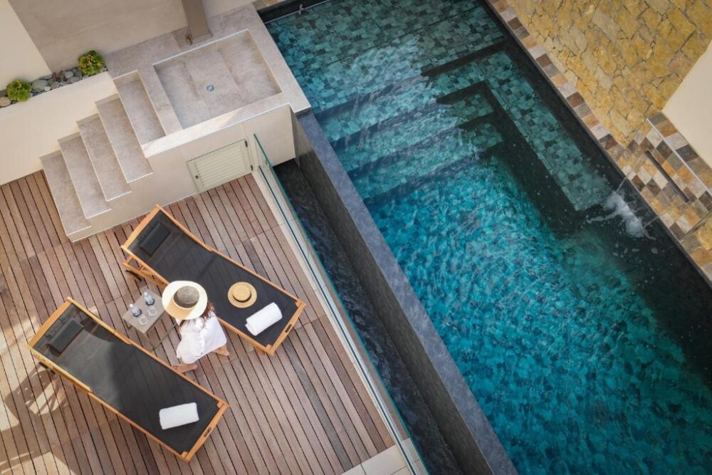 Terrasse en bois avec piscine vue de dessus.