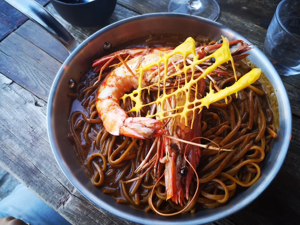 Plat de pâtes aux crevettes et sauce.