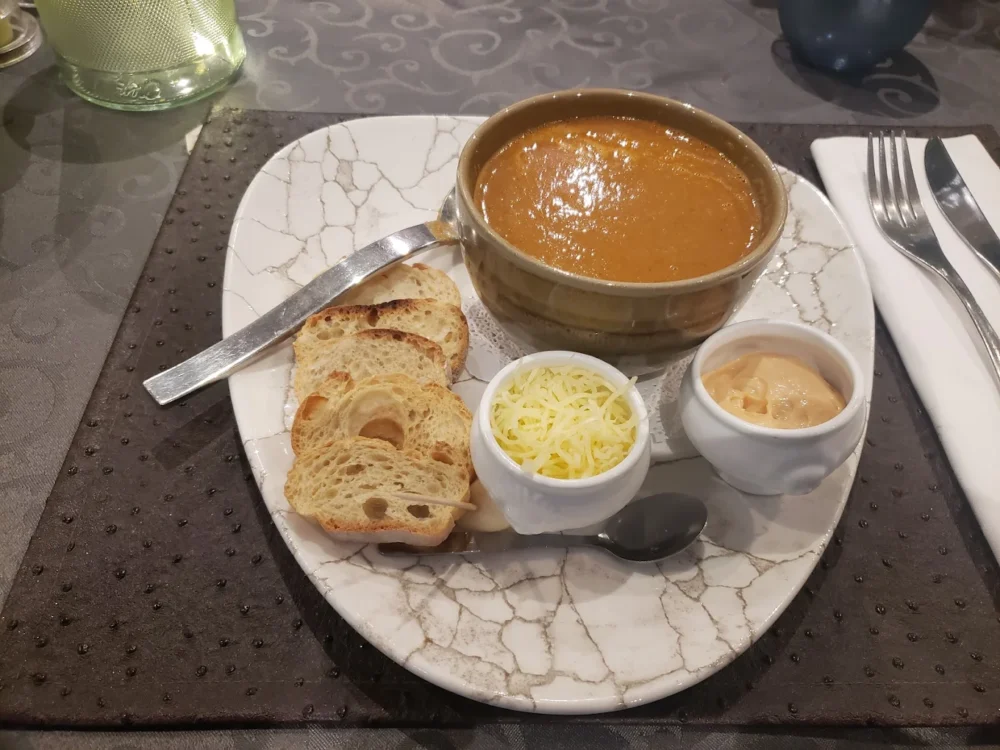 Soupe de poisson, croûtons, fromage, sauce.